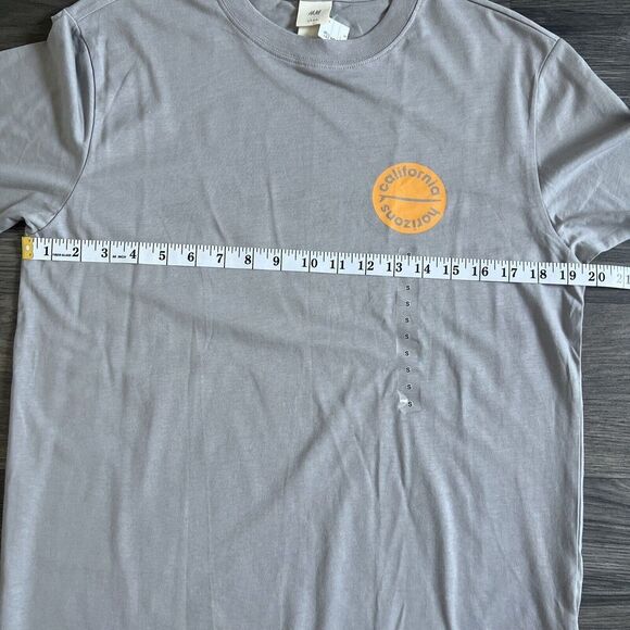 H&M California Horizons Gray Short Sleeve Graphic T-Shirt Size Small NWT - Picture 3 of 4
